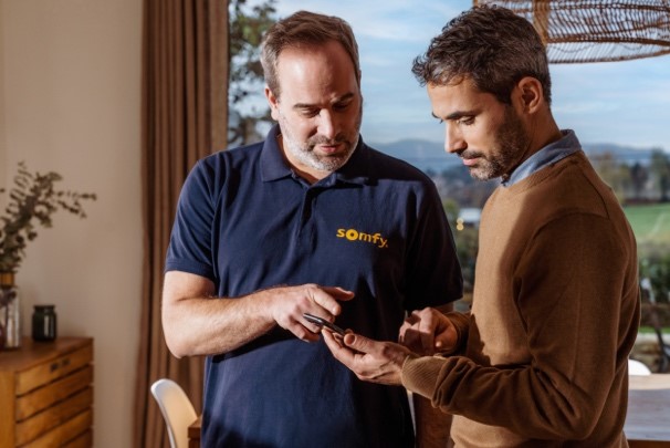 Die Somfy Pro Services bieten praxisnahe Unterstützung entlang der gesamten Wertschöpfungskette – von der ersten Kundenanfrage bis zur langfristigen Betreuung der installierten Systeme. Foto: Somfy (Pressemitteilung, 2025)