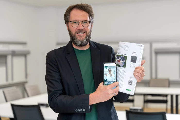 SELVE-Marketingleiter Alexander Vogt präsentiert die neue hybride Anzeigenkampagne mit QR-Code-Videos. (Foto: SELVE GmbH & Co. KG / PresseBox)
